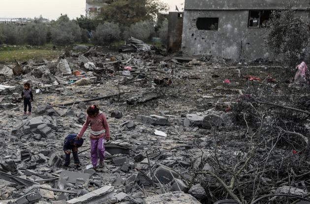 イスラエルによる攻撃で破壊された建物の跡地を訪れ、瓦礫の中を歩くパレスチナの子どもたち（2024年2月23日）