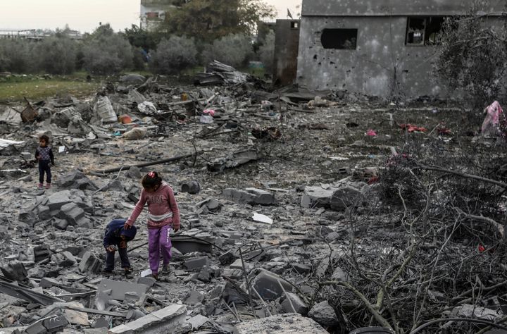 イスラエルによる攻撃で破壊された建物の跡地を訪れ、瓦礫の中を歩くパレスチナの子どもたち（2024年2月23日）