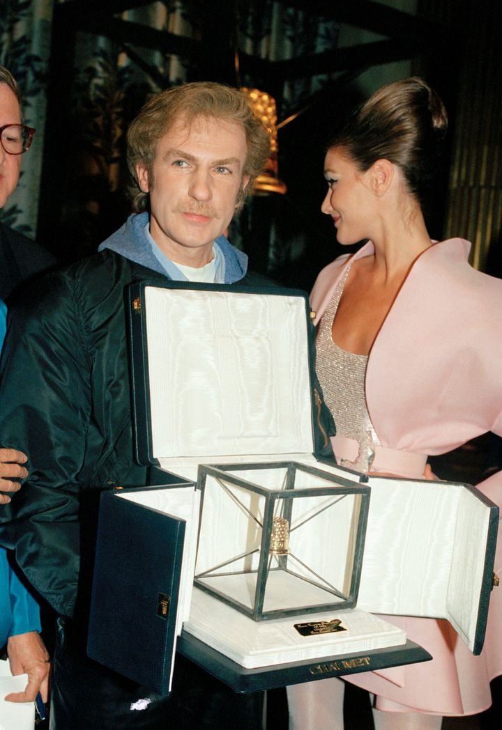 Ο Γάλλος σχεδιαστής, Κλοντ Μοντανα, λαμβάνει ως σχεδιαστής του οίκου Lanvin το βραβείο Golden Thimble για την υψηλής ραπτικής ανοιξιάτικη και καλοκαιρινή συλλογή του (1991). 