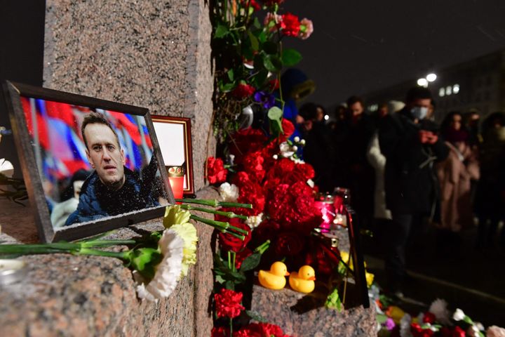 2024年2月16日、ナワリヌイ氏が刑務所で死亡したことを受け、サンクトペテルブルクに仮の記念碑が設けられ、人々が花を手向けた