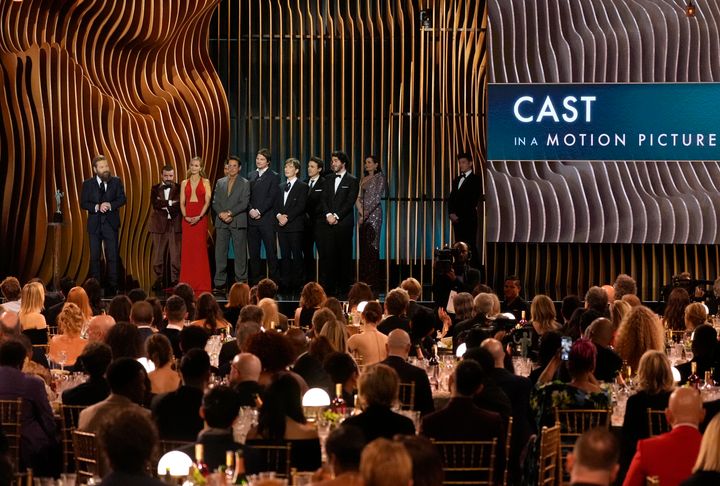 Το καστ της ταινίας «Οπενχάιμερ» επί σκηνής για το Βραβείο Καλύτερου Καστ. (AP Photo/Chris Pizzello)