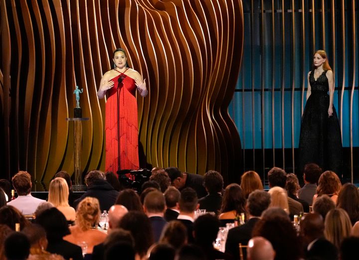 Η Λίλι Γκλάντστοουν με το βραβείο. Δεξιά διακρίνεται η Τζέσικα Τσάστεϊν. (AP Photo/Chris Pizzello)