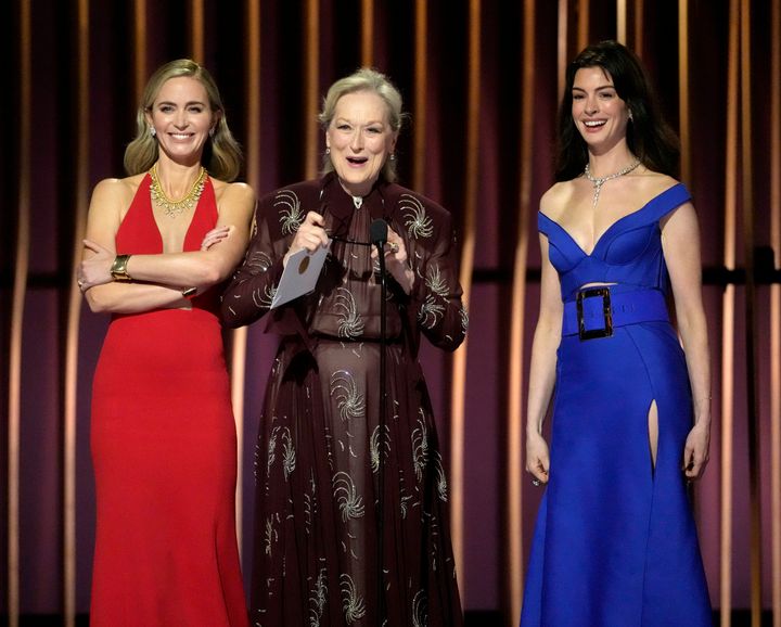 Έμιλι Μπλαντ, Μέριλ Στριπ, Αν Χάθαγουεϊ στα Screen Actors Guild Awards, 24 Φεβρουαρίου 2024, Λος Άντζελες. (AP Photo/Chris Pizzello)