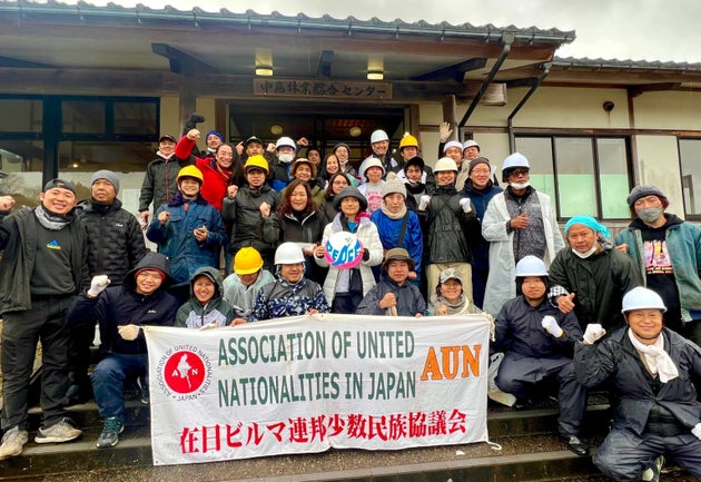 七尾市でボランティアにあたった在日ミャンマー人のグループ