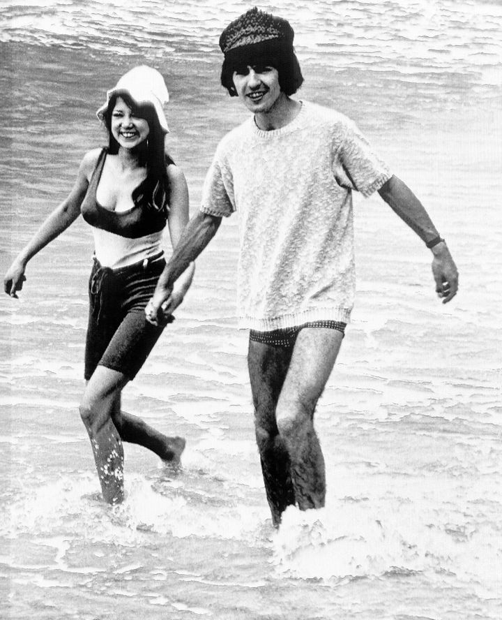 Ο Τζωρτζ Χάρισον των Beatles, πιτσιλάει στο νερό με τη νύφη του, το πρώην μοντέλο Πάτι Μπόιντ, 12 Φεβρουαρίου 1966.