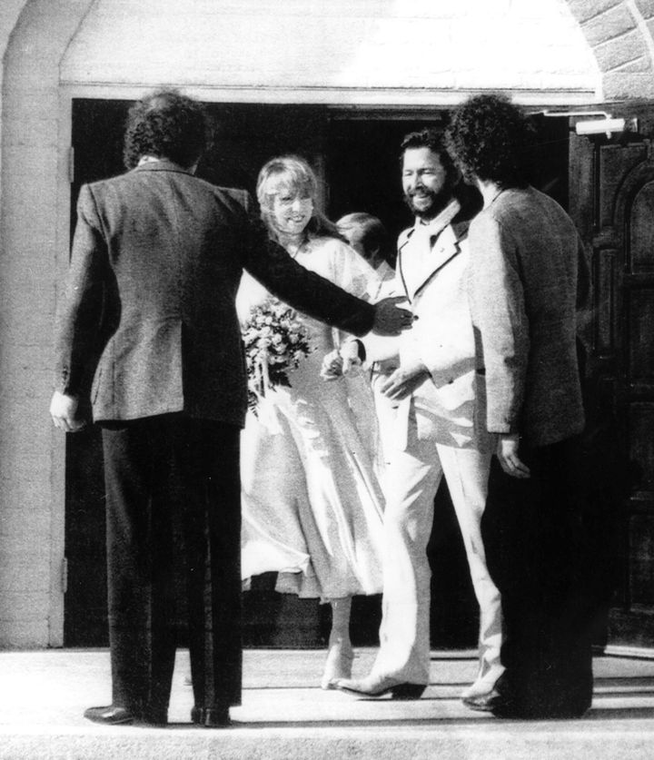 Ο Βρετανός ροκ σταρ Eric Clapton και η νύφη του, Pattie Boyd Harrison, εγκαταλείπουν μια εκκλησία μετά το γάμο τους στο Tucson της Αριζόνα, 27 Μαρτίου 1979.