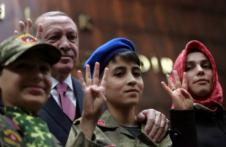 Φωτογραφία αρχείου Ο Ερντογάν με παιδιά ντυμένα κομάντο που κάνουν το χαιρετισμό των Αδελφών Μουσουλμάνων