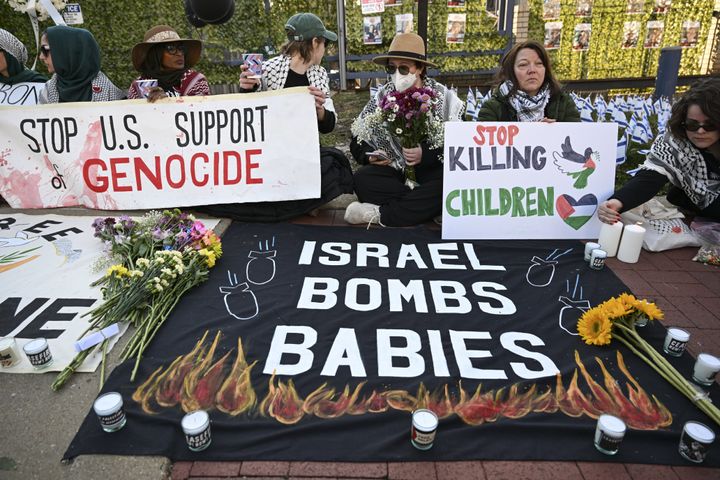 ブッシュネル氏を追悼してイスラエル大使館前に集まった人々「アメリカは大量虐殺への支援をやめろ」「イスラエルは赤ちゃんを爆撃している」などのメッセージが書かれている（2024年2月26日）
