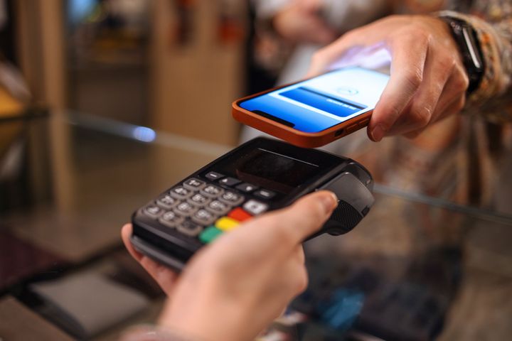 Contactless payment by smartphone app
