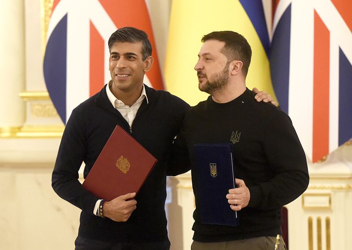 Ukrainian President Volodymyr Zelenskyy (R) and British Prime Minister Rishi Sunak in January.