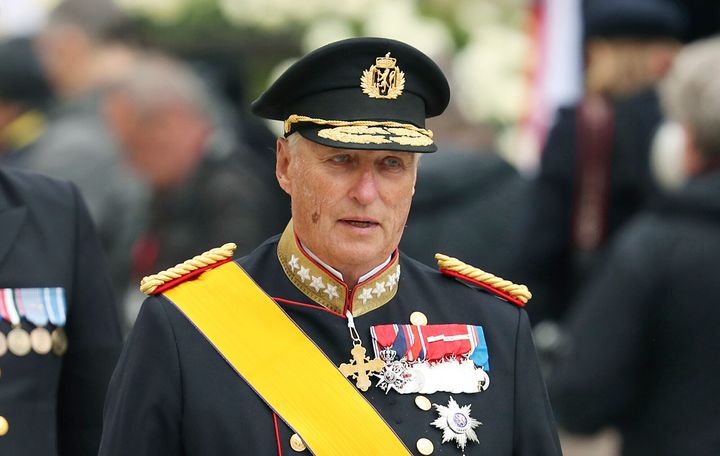 Ο βασιλιάς Χάραλντ Ε' της Νορβηγίας φεύγει από τον καθεδρικό ναό Notre Dame αφού παρευρέθηκε στην κηδεία του μεγάλου δούκα Ιωάννης του Λουξεμβούργου, στο Λουξεμβούργο, στις 4 Μαΐου 2019. Ο γηραιός βασιλιάς της Νορβηγίας, Χάραλντ Ε΄, βρίσκεται σε αναρρωτική άδεια έως τις 2 Φεβρουαρίου "λόγω λοίμωξης του αναπνευστικού συστήματος", ανέφερε το νορβηγικό παλάτι σε μια σύντομη ανακοίνωση την Τετάρτη 31 Ιανουαρίου 2024. Ο 86χρονος μονάρχης, ο οποίος έχει επανειλημμένα δηλώσει ότι σε αντίθεση με τη δεύτερη ξαδέλφη του, τη βασίλισσα της Δανίας Μαργκρέτε Β', δεν σκοπεύει να παραιτηθεί, έχει νοσηλευτεί αρκετές φορές τους τελευταίους μήνες.