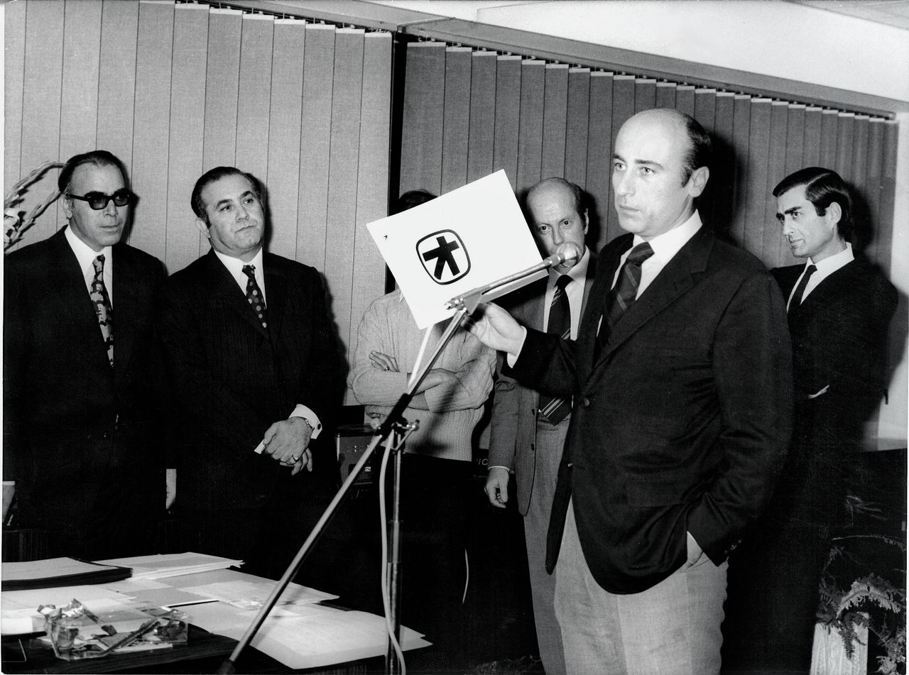 Ο Γ. Κωστόπουλος, παρουσιάζει το νέο σήμα της Τράπεζας Πίστεως, 1972
