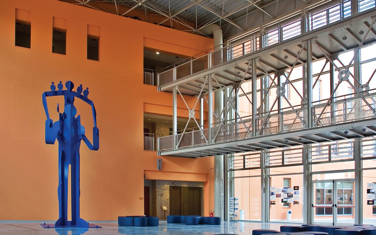 Γιώργος Λάππας, Μπλε γλυπτό, 2007 Σίδερο βαμμένο, 650 x 200 x 200 εκ. Εκπαιδευτικό Κέντρο Alpha Bank στον Άγιο Στέφανο