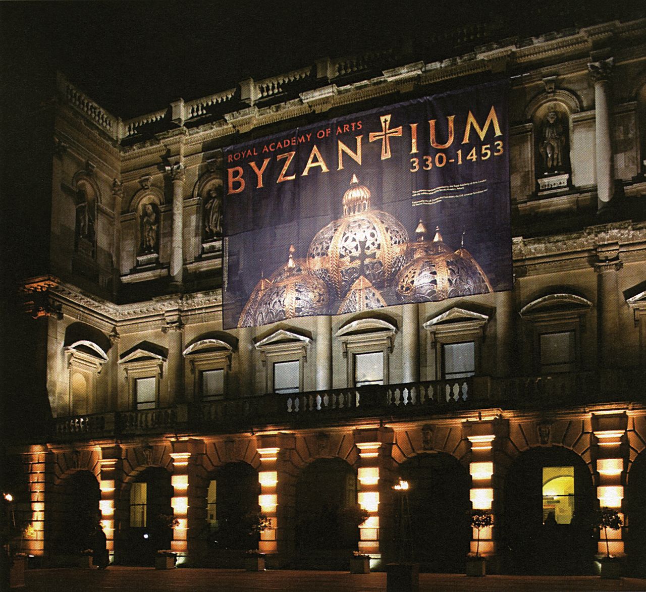 Η πρόσοψη της Royal Academy of Arts με το πανό της έκθεσης «Byzantium 330-1453», Λονδίνο, 2008-2009.
