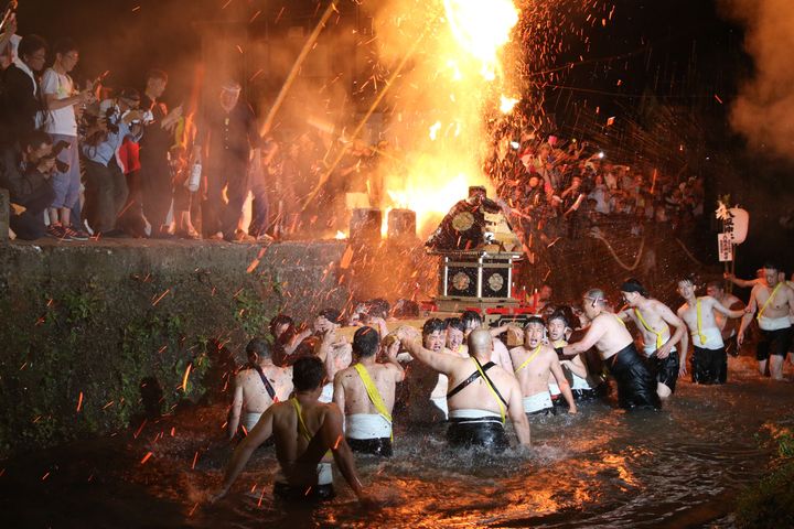 能登町の中心街で行われる「あばれ祭」。半裸の男たちが神輿をたたき付けたり、川や火の中に投げ入れたりして大暴れする＝2017年7月8日、石川県能登町