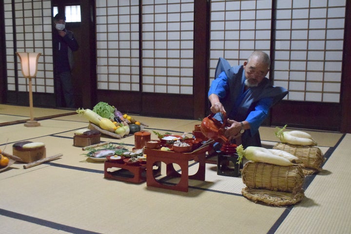 ユネスコ無形文化遺産の民俗行事「奥能登のあえのこと」。目には見えない田の神を12月に家に迎え入れ、ごちそうなどでもてなしたのち、2月に田に送り出す。今年は地震の影響で延期や中止を決めた家庭もあったが、一部では縮小して行事が行われたという＝2023年12月5日、石川県輪島市