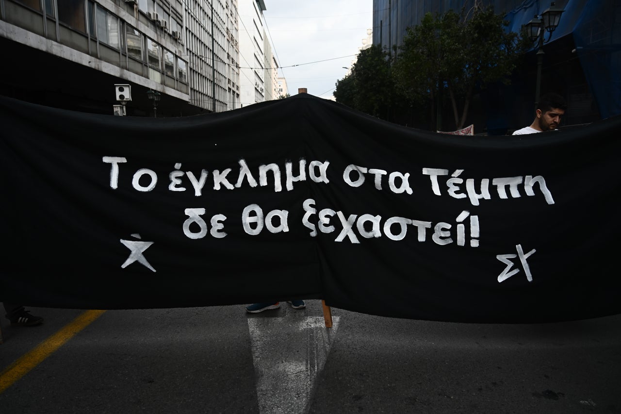 Απεργιακή συγκέντρωση πρωτοβαθμιων σωματείων, αριστερών οργανώσεων, συλλογικοτήτων και φοιτητικών συλλόγων στα πλαίσια της 24ωρης απεργίας της ΑΔΕΔΥ στην πλατεία Κλαυθμώνος, Τετάρτη 28 Φεβρουαρίου 2024. Οι εργαζόμενοι ζητούν αυξήσεις των μισθών, τη λήψη αποτελεσματικών μέτρων για την αντιμετώπιση της ακρίβειας, την πάταξη της αισχροκέρδειας και την επαναφορά των Συλλογικών Συμβάσεων Εργασίας, καθώς επίσης και να λογοδοτήσουν οι υπεύθυνοι για το σιδηροδρομικό δυστύχημα των Τεμπών. (ΤΑΤΙΑΝΑ ΜΠΟΛΑΡΗ/EUROKINISSI)