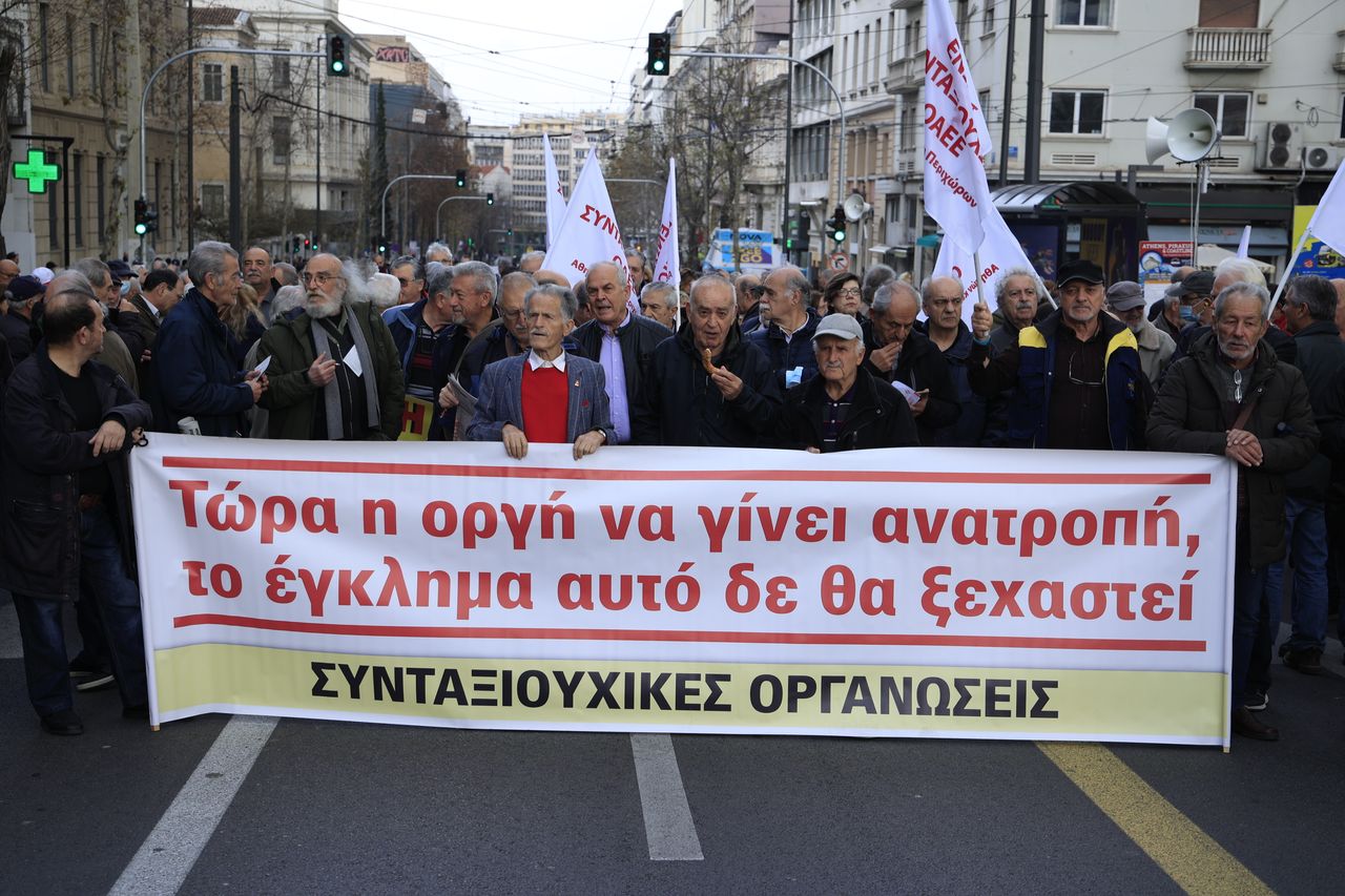 Απεργιακή συγκέντρωση του ΠΑΜΕ στην Αθήνα, Τετάρτη 28 Φεβρουαρίου 2024. Στην συγκέντρωση συμμετέχουν εργαζόμενοι στις αστικές συγκοινωνίες, στον σιδηρόδρομο, ναυτεργάτες, Ομοσπονδία Βιοτεχνικών Σωματείων Αττικής, Σωματεία και Ενώσεις Επαγγελματιών, Βιοτεχνών και Εμπόρων, Ομοσπονδία Γυναικών Ελλάδας, Σύλλογοι και Ομάδες Γυναικών, μαζικοί φορείς των δήμων της Αττικής. (ΓΙΑΝΝΗΣ ΠΑΝΑΓΟΠΟΥΛΟΣ/EUROKINISSI)