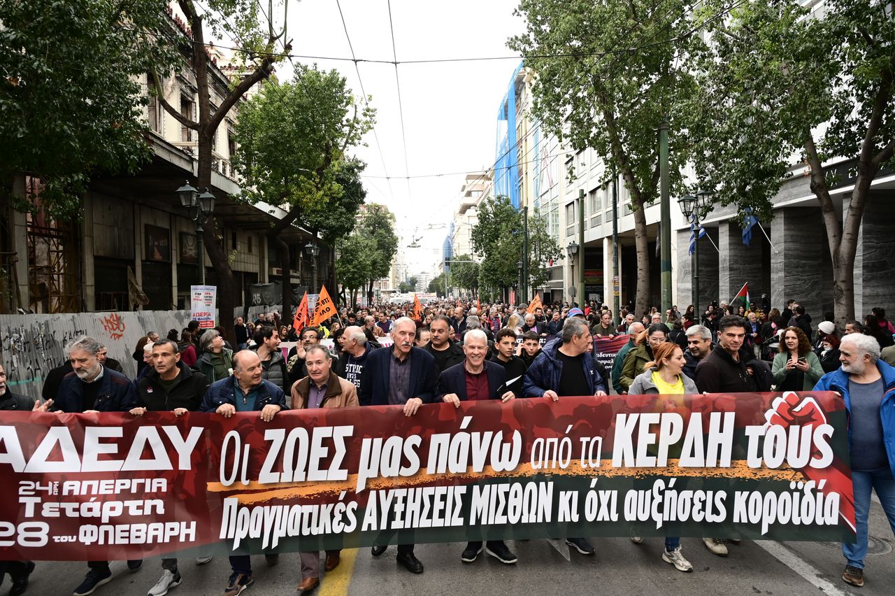 Απεργιακή συγκέντρωση πρωτοβαθμιων σωματείων, αριστερών οργανώσεων, συλλογικοτήτων και φοιτητικών συλλόγων στα πλαίσια της 24ωρης απεργίας της ΑΔΕΔΥ στην πλατεία Κλαυθμώνος, Τετάρτη 28 Φεβρουαρίου 2024. Οι εργαζόμενοι ζητούν αυξήσεις των μισθών, τη λήψη αποτελεσματικών μέτρων για την αντιμετώπιση της ακρίβειας, την πάταξη της αισχροκέρδειας και την επαναφορά των Συλλογικών Συμβάσεων Εργασίας, καθώς επίσης και να λογοδοτήσουν οι υπεύθυνοι για το σιδηροδρομικό δυστύχημα των Τεμπών. (ΜΙΧΑΛΗΣ ΚΑΡΑΓΙΑΝΝΗΣ/EUROKINISSI) (ΜΙΧΑΛΗΣ ΚΑΡΑΓΙΑΝΝΗΣ/EUROKINISSI)