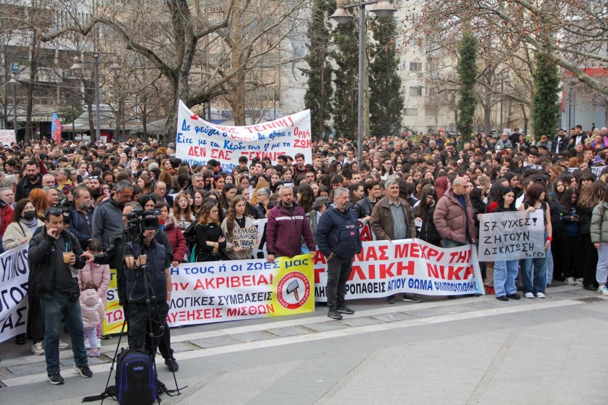 Ένα ηχηρό μήνυμα ότι το έγκλημα των Τεμπών δεν πρέπει να ξεχαστεί έστειλαν σήμερα εκατοντάδες Λαρισαίοι που συγκεντρώθηκαν το πρωί της Τετάρτης στην Κεντρική Πλατεία της πόλης.