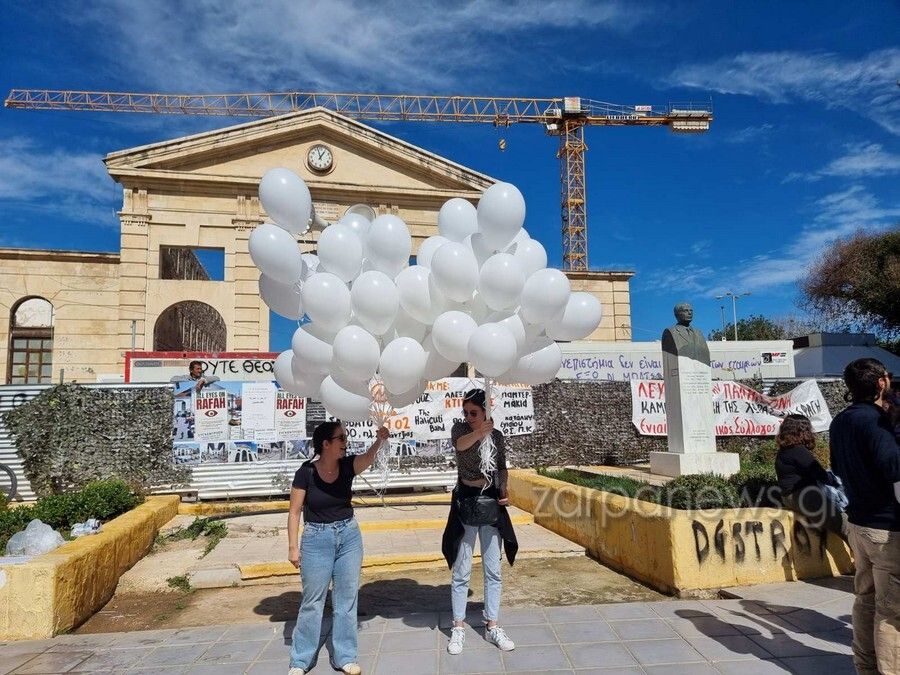 57 μπαλόνια στον ουρανό των Χανίων για τις ψυχές των θυμάτων των Τεμπών