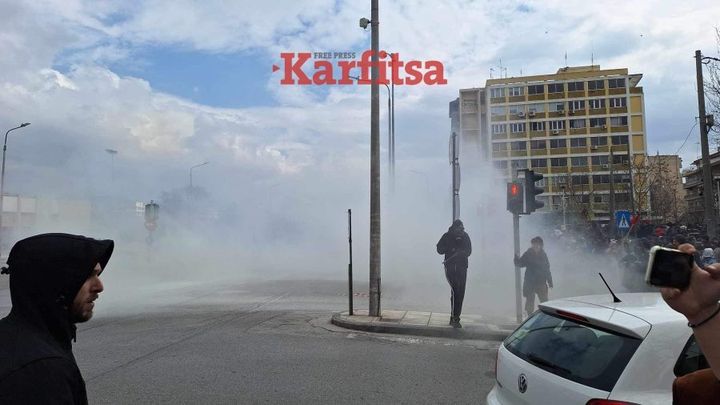 Επεισόδια ξέσπασαν πριν από λίγο στο κέντρο της Θεσσαλονίκης έξω από τον ΟΣΕ μετά από την πορεία για τη συμπλήρωση του ενός έτους από το πολύνεκρο δυστύχημα των Τεμπών.