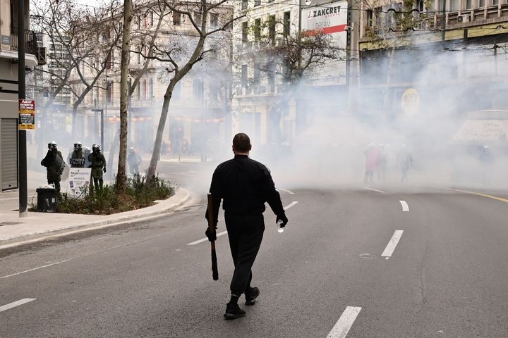 Επεισόδια μετά το τέλος της απεργιακής συγκέντρωσης και πορείας πρωτοβαθμιων σωματείων, αριστερών οργανώσεων, συλλογικοτήτων και φοιτητικών συλλόγων στα πλαίσια της 24ωρης απεργίας της ΑΔΕΔΥ στην Αθήνα, Τετάρτη 28 Φεβρουαρίου 2024. (ΜΙΧΑΛΗΣ ΚΑΡΑΓΙΑΝΝΗΣ/EUROKINISSI)
