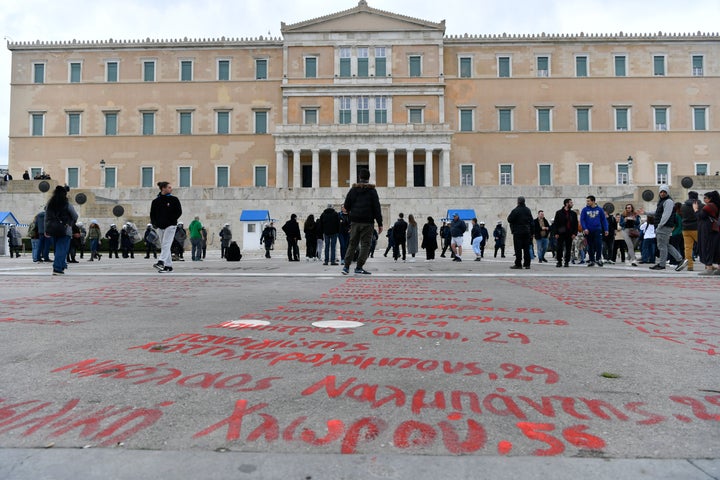 Τέμπη: Με κόκκινη μπογιά τα ονόματα των θυμάτων μπροστά στον Αγνωστο Στρατιώτη