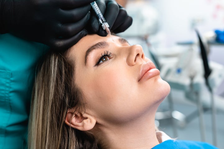 Plastic surgeon weighs in on beauty trend 'traptox' - which sees women  getting Botox in SHOULDERS