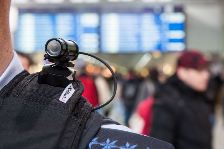 ドイツ・デュッセルドルフの駅でパトロール中の警察官が装着しているボディカメラ（2016年）