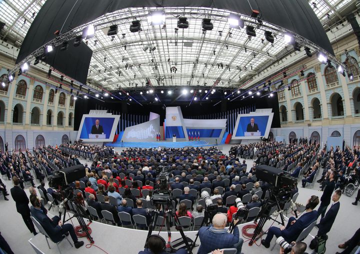 ΜΟΣΧΑ, ΡΩΣΙΑ - 29 ΦΕΒΡΟΥΑΡΙΟΥ: (ΕΞΩ Η ΡΩΣΙΑ) Ο Ρώσος πρόεδρος Βλαντιμίρ Πούτιν μιλάει κατά την ετήσια ομιλία του για την κατάσταση του έθνους, στις 29 Φεβρουαρίου 2024, στη Μόσχα, Ρωσία. Μόλις δύο χρόνια από τότε που η Μόσχα ξεκίνησε την πλήρη εισβολή της στην Ουκρανία, ο Πούτιν αναμένεται να επανεκλεγεί στις Προεδρικές Εκλογές του 2024, που έχουν προγραμματιστεί για τον Μάρτιο. (Photo by Contributor/Getty Images)