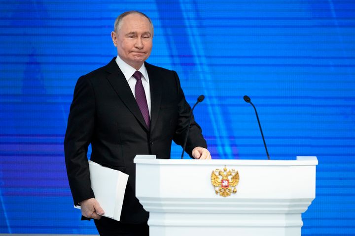 Ο Ρώσος πρόεδρος Βλαντιμίρ Πούτιν μπαίνει σε μια αίθουσα για να εκφωνήσει την επίσημη ομιλία του στη Μόσχα, Ρωσία, Πέμπτη 29 Φεβρουαρίου 2024. (AP Photo/Alexander Zemlianichenko)