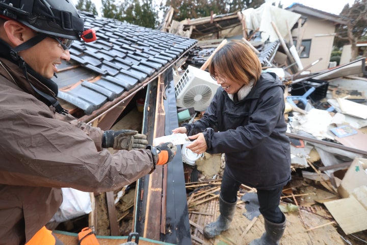 見つかったお年玉袋を受け取る畠田和美さん