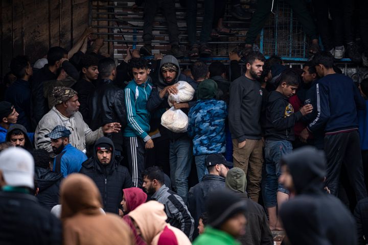 Παλαιστίνιοι προσπαθούν να αγοράσουν ψωμί από φούρνο στη Ράφα, στη Λωρίδα της Γάζας, Κυριακή 18 Φεβρουαρίου 2024. 