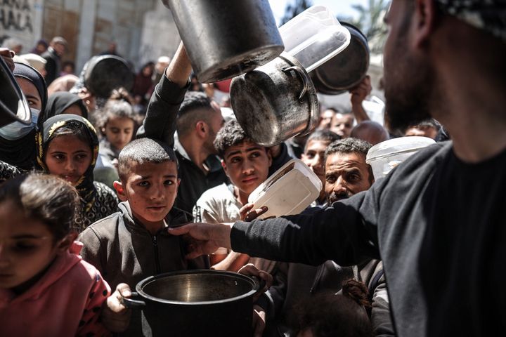 Παλαιστίνιοι με άδεια δοχεία λαμβάνουν τρόφιμα που διανέμονται από φιλανθρωπικές οργανώσεις, καθώς η Γάζα αντιμετωπίζει κρίση πείνας, καθώς η κατάσταση επιδεινώνεται εν μέσω αποκλεισμού λόγω της συνεχιζόμενης ισραηλινής επίθεσης, στις 29 Φεβρουαρίου 2024, στο Deir al Balah, στο κέντρο της Γάζας. Ο ισραηλινός πόλεμος στη Γάζα έχει ωθήσει το 85% του πληθυσμού της περιοχής σε εσωτερική εκτόπιση εν μέσω οξείας έλλειψης τροφίμων, καθαρού νερού και φαρμάκων, ενώ το 60% των υποδομών του θύλακα έχει υποστεί ζημιές ή έχει καταστραφεί, σύμφωνα με τον ΟΗΕ.
