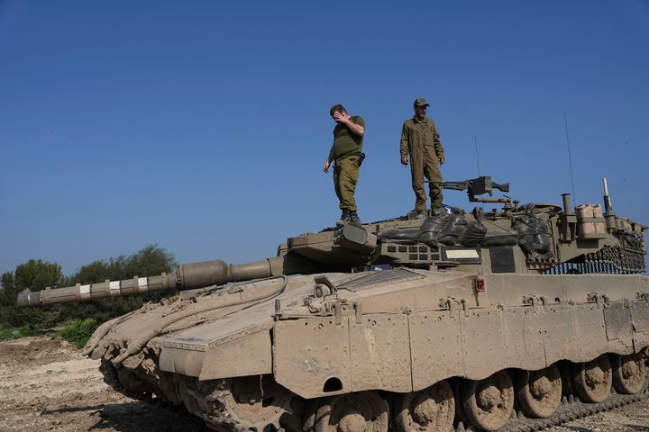 Ισραηλινοί στρατιώτες στέκονται πάνω στο τανκ τους σε μια περιοχή στάθμευσης κοντά στα σύνορα Ισραήλ-Γάζας στο νότιο Ισραήλ, Τετάρτη 28 Φεβρουαρίου 2024.