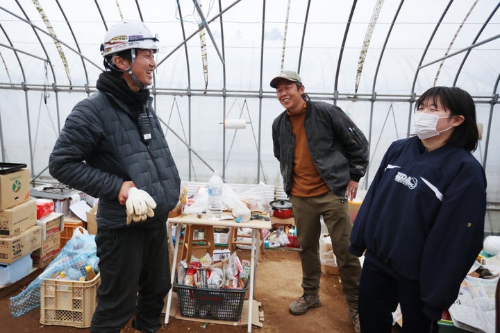 お年玉を見つけた我妻清和さん（左）と、畠田苺香さん（右）、良さん（中央）