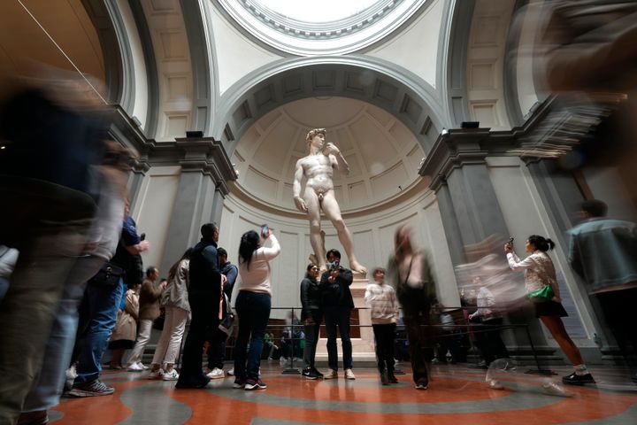 Οι επισκέπτες μπροστά στο άγαλμα του Δαβίδ, Galleria dell' Accademia, Φλωρεντία. (AP Photo/Alessandra Tarantino)