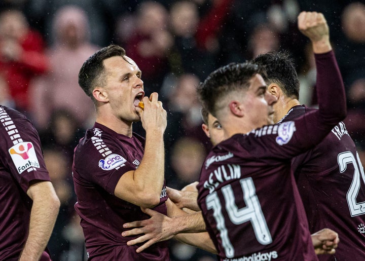 Ο Lawrence Shankland της Hearts τρώει μια κρεατοπίτα που του πέταξαν οι οπαδοί αφού πανηγύρισε για το 1-1 κατά τη διάρκεια του αγώνα Cinch Premiership μεταξύ της Heart of Midlothian και της Hibernian στο Tynecastle Park, στις 28 Φεβρουαρίου 2024, στο Εδιμβούργο της Σκωτίας.