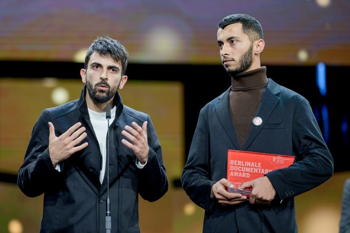 『ノー・アザー・ランド』でベルリン国際映画祭の最優秀ドキュメンタリー賞を受賞したユヴァル・アブラハム（左）とバーゼル・アドラ氏（右）（2024年2月24日）