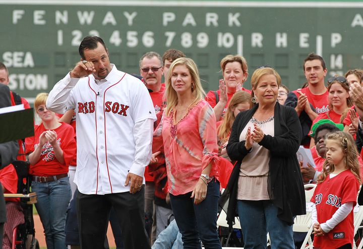 ボストンのフェンウェイ・パークで開かれたセレモニーで妻のステイシーさんらに囲まれて涙を拭うティム・ウェイクフィールドさん（2012年5月15日）
