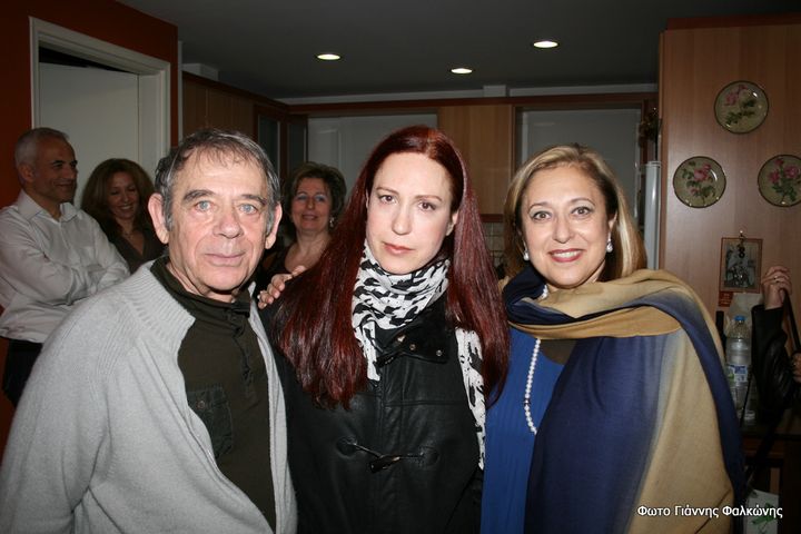 Η υπογράφουσα με τον Ηλία Λογοθέτη και τη γυναίκα του Μαρία Ζαχαρή μετά την παράσταση από το ΑΜΑΡΤΗΜΑ ΤΗΣ ΜΗΤΡΟΣ μου