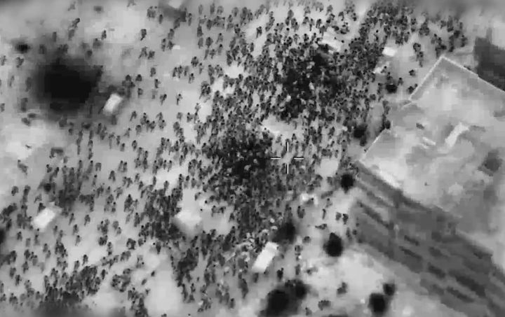ΓΑΖΑ - 29 ΦΕΒΡΟΥΑΡΙΟΥ: Kαρέ από το βίντεο που δείχνει τις στιγμές όπου οι ισραηλινές δυνάμεις πάνω σε φορτηγά με ανθρωπιστική βοήθεια κυκλώνονται από Παλαιστίνιους. Λίγες στιγμές αργότερα πολλοί έπεσαν νεκροί, με τον απολογισμό από την Χαμάς να κάνει λόγο για 104 νεκρούς και 670 τραυματαίες. Εκατοντάδες ανθρώποι που επιχείρησαν να αποσπάσουν προμήθειες, σύμφωνα με τον ισραηλινό στρατό «ποδοπατήθηκαν» με αποτέλεσμα να πέσουν δεκάδες νεκροί. Αντίθετα, κατά την Χαμάς το πληθος δέχθηκε πυρά από τους ισραηλινούς στρατιώτες και έτσι υπήρξαν τα θύματα. (Photo by Stringer/Anadolu via Getty Images)