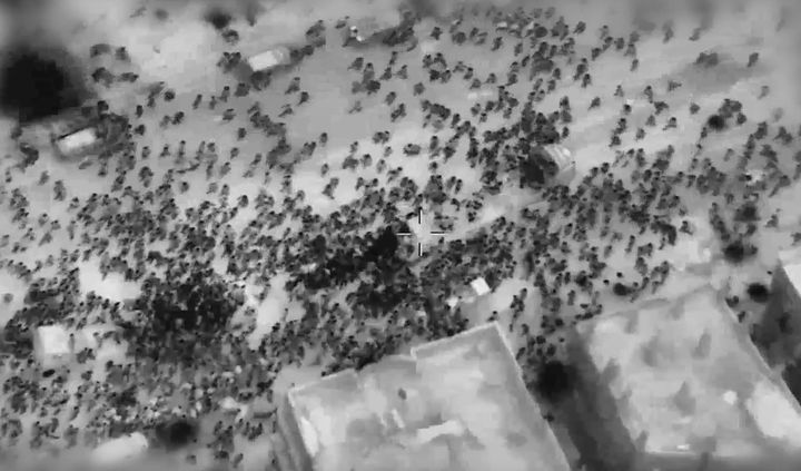 ΓΑΖΑ - 29 ΦΕΒΡΟΥΑΡΙΟΥ: Kαρέ από το βίντεο που δείχνει τις στιγμές όπου οι ισραηλινές δυνάμεις πάνω σε φορτηγά με ανθρωπιστική βοήθεια κυκλώνονται από Παλαιστίνιους. Λίγες στιγμές αργότερα πολλοί έπεσαν νεκροί, με τον απολογισμό από την Χαμάς να κάνει λόγο για 104 νεκρούς και 670 τραυματαίες. Εκατοντάδες ανθρώποι που επιχείρησαν να αποσπάσουν προμήθειες, σύμφωνα με τον ισραηλινό στρατό «ποδοπατήθηκαν» με αποτέλεσμα να πέσουν δεκάδες νεκροί. Αντίθετα, κατά την Χαμάς το πληθος δέχθηκε πυρά από τους ισραηλινούς στρατιώτες και έτσι υπήρξαν τα θύματα. (Photo by Stringer/Anadolu via Getty Images)