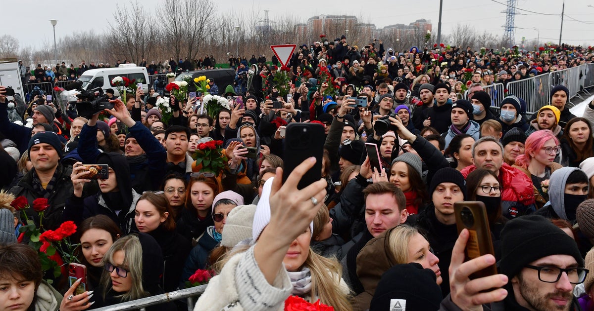 Thousands Of Mourners Defy Vladimir Putin To Gather For Alexei Navalny's Funeral