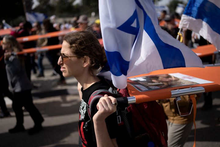 Οικογένειες και υποστηρικτές των ομήρων που κρατούνται αιχμάλωτοι από τη Χαμάς στη Λωρίδα της Γάζας μεταφέρουν φορεία καθώς ξεκινούν την τρίτη ημέρα της τετραήμερης πορείας τους προς την Ιερουσαλήμ για να απαιτήσουν την άμεση απελευθέρωση όλων των ομήρων, στο Beit Shemesh, Ισραήλ, Παρασκευή 1 Μαρτίου 2024.