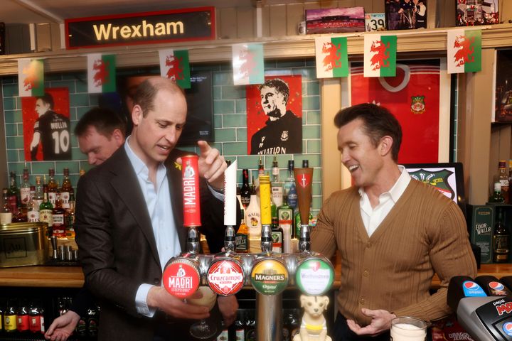 Ο πρίγκιπας Ουίλιαμ της Βρετανίας, πρίγκιπας της Ουαλίας, και ο πρόεδρος της Wrexham AFC Rob McElhenney, δεξιά, πίσω από το μπαρ της The Turf Pub, κοντά στην Wrexham AFC στο Wrexham της Ουαλίας, την Παρασκευή 1 Μαρτίου 2024, με αφορμή την Ημέρα του Αγίου Δαβίδ.