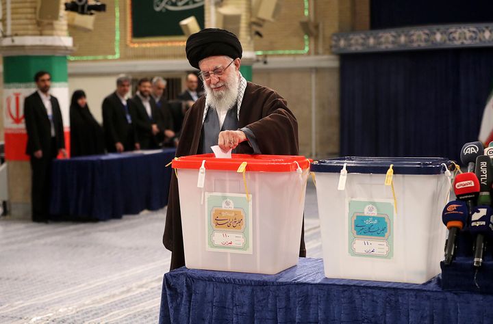 O Ανώτατος Ηγέτης Αγιατολάχ Αλί Χαμενεΐ ρίχνει τη ψήφο του στην κάλπη. 