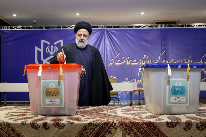 Σε αυτή τη φωτογραφία που κυκλοφόρησε από τον επίσημο ιστότοπο του γραφείου της ιρανικής προεδρίας, ο Πρόεδρος Εμπραχίμ Ραΐσι,ψηφίζει κατά τη διάρκεια των κοινοβουλευτικών εκλογών και της Συνέλευσης των Εμπειρογνωμόνων στην Τεχεράνη, Ιράν, Παρασκευή, 1 Μαρτίου 2024.