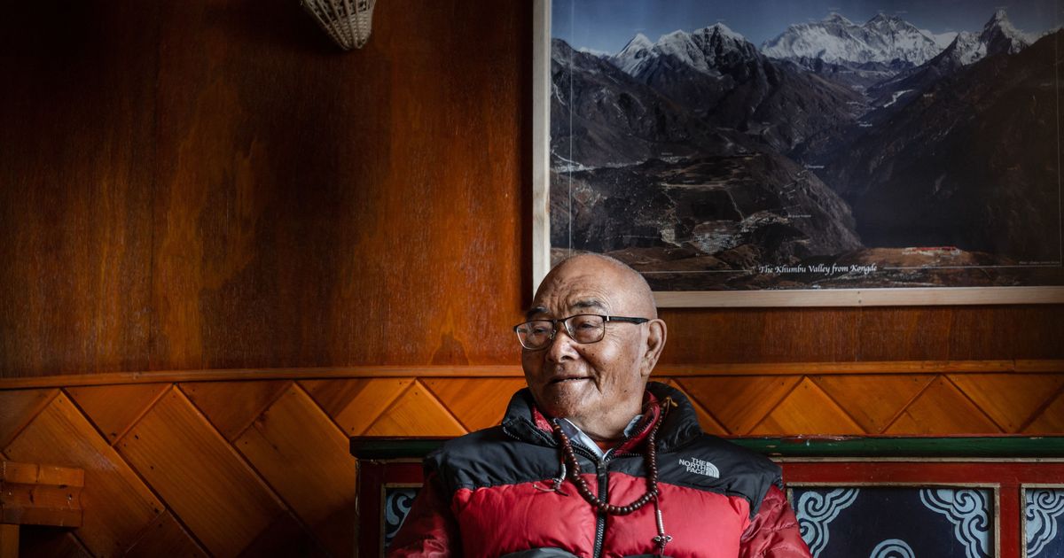 Le dernier membre vivant de l’équipe du premier sommet du mont Everest déclare qu’il y a maintenant trop de monde et que c’est sale